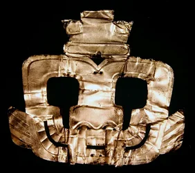 Tête de puma martelée en argent, de Pachacamac, Pérou